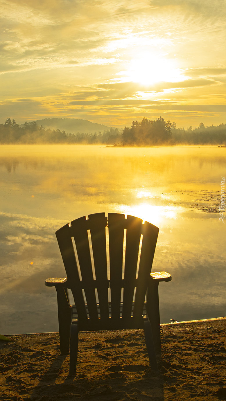Krzesło nad brzegiem jeziora