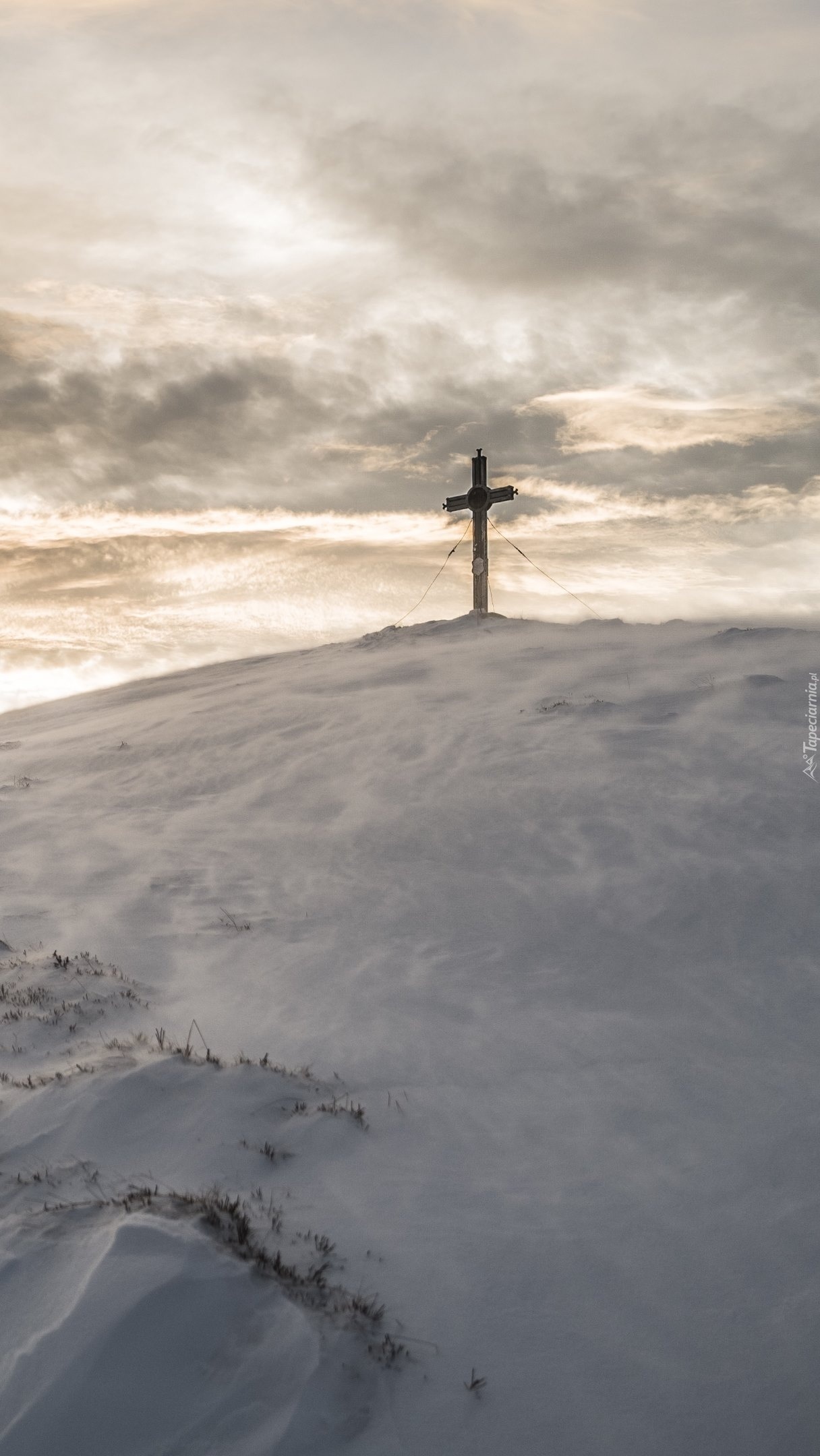 Krzyż na górze zimą