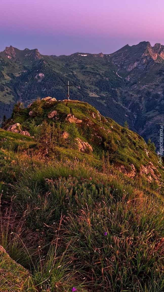 Krzyż na skale w górach