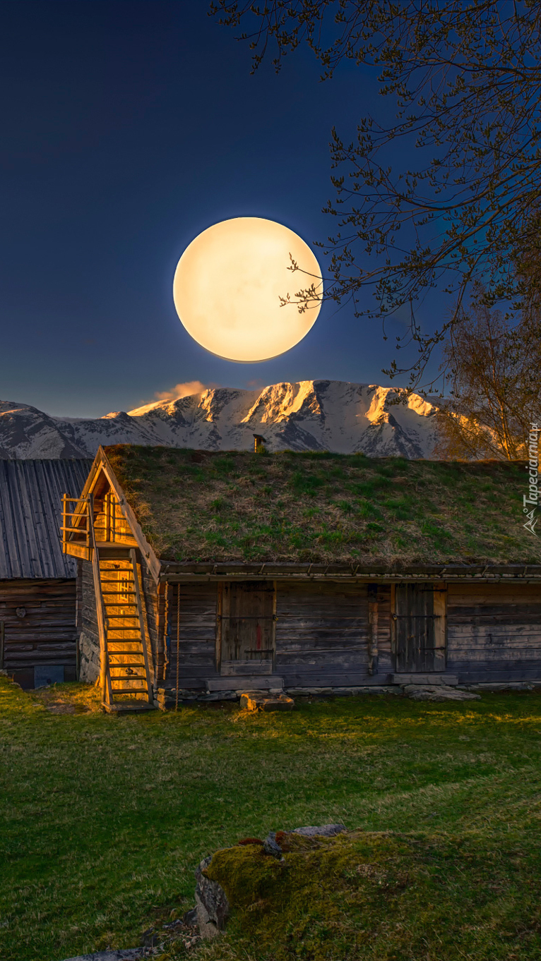 Księżyc w pełni nad domami w górach
