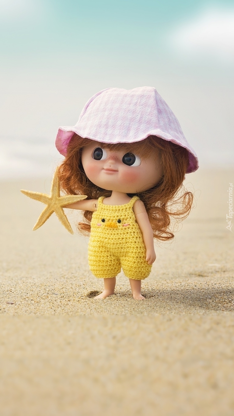 Lalka w czapce na plaży
