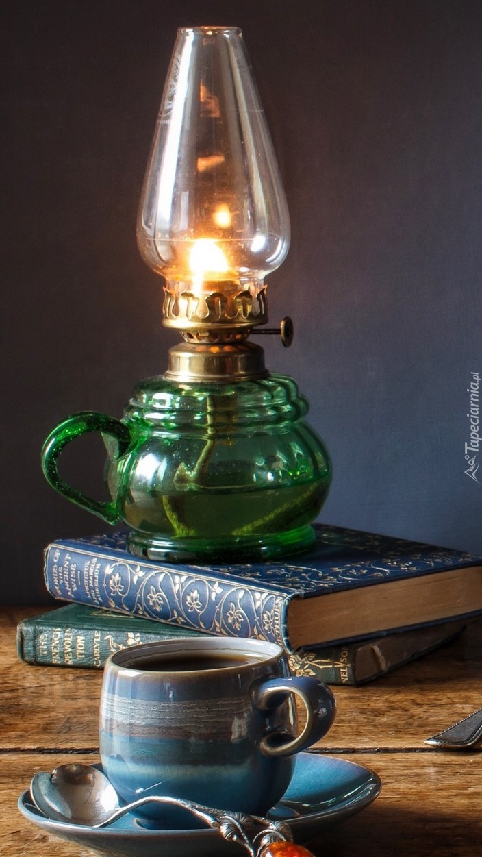 Lampa naftowa na książkach