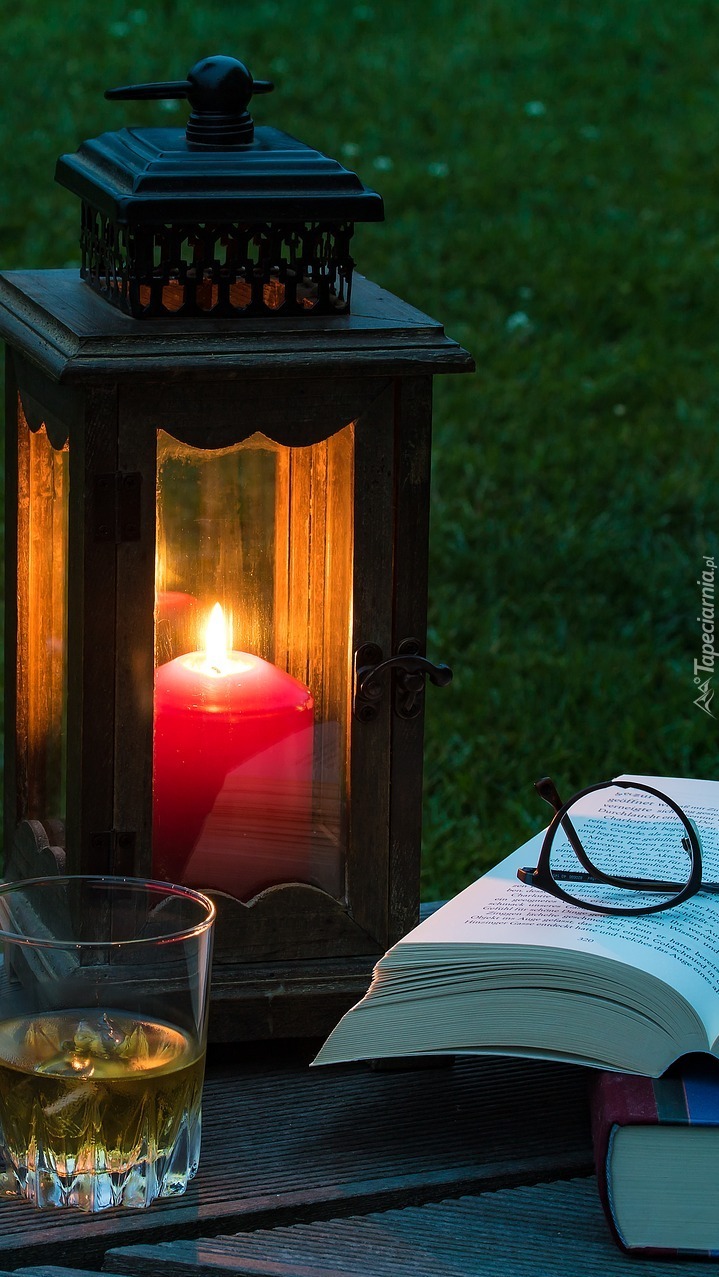 Lampion obok książek i szklanki