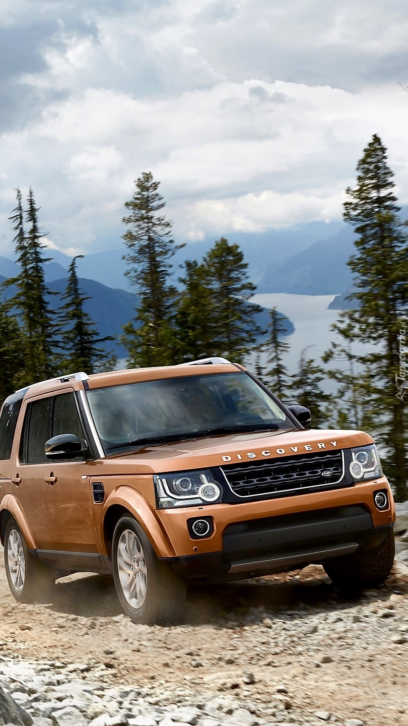 Land Rover Discovery na kamienistej drodze Tapeta na telefon