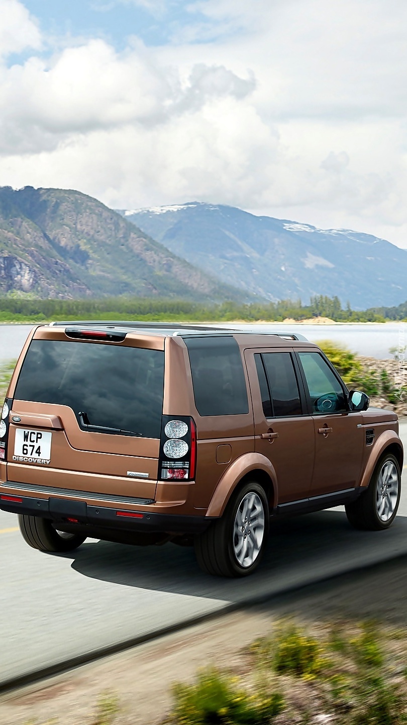 Land Rover jadący wzdłuż jeziora