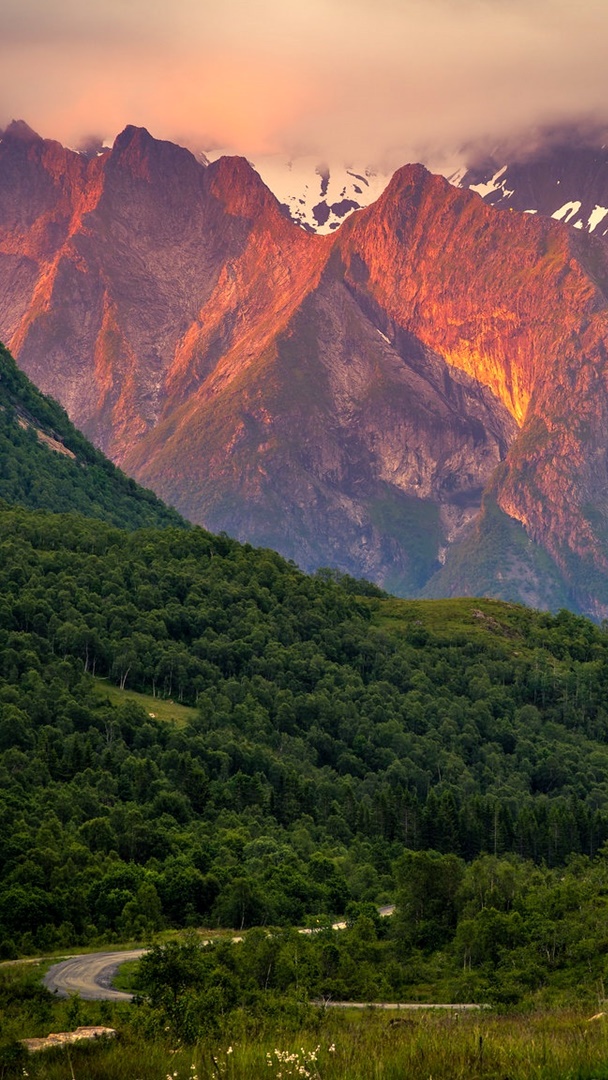 Lasy i góry Sunnmore w Norwegii