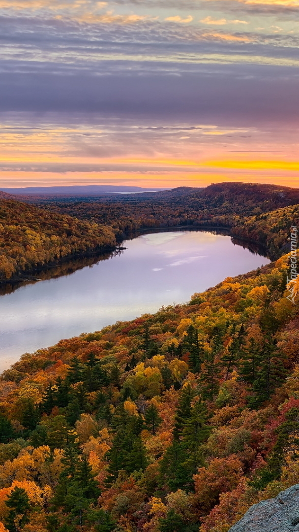 Lasy wokół jeziora Lake of the Clouds