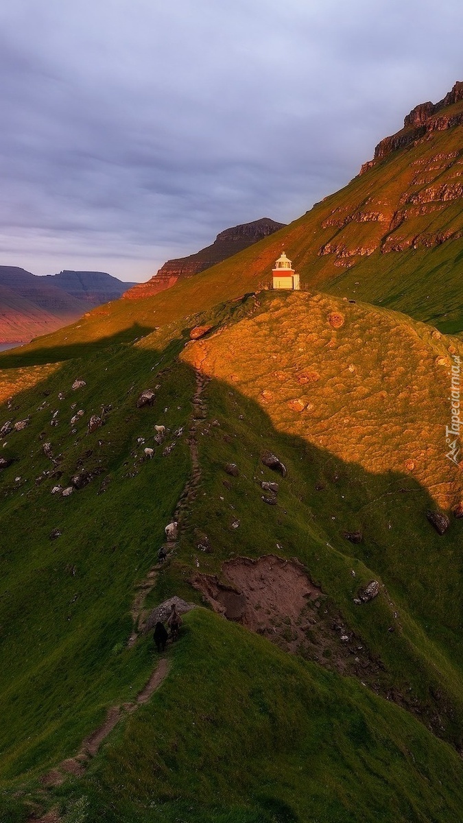 Latarnia morska Kallur Lighthouse na wyspie Kalsoy