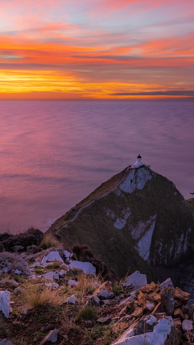 Latarnia morska Nugget Point na skale