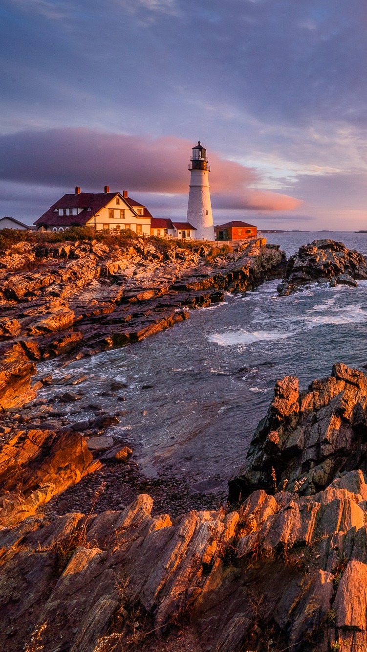 Latarnia morska Portland Head Light na skalistym wybrzeżu w Cape Elizabeth