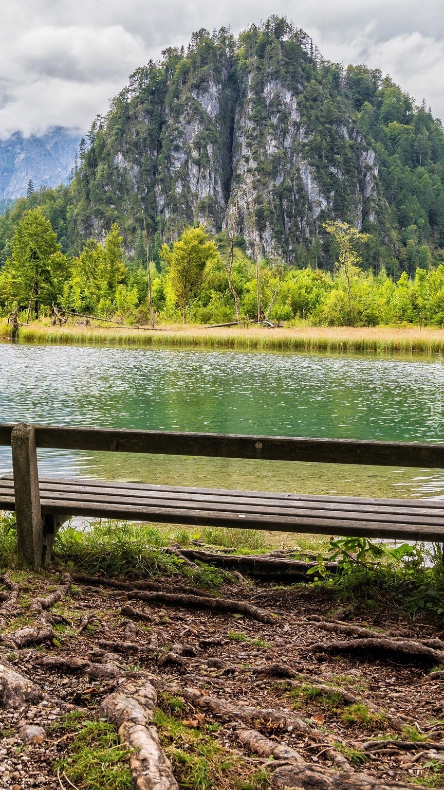 Ławka na brzegu rzeki