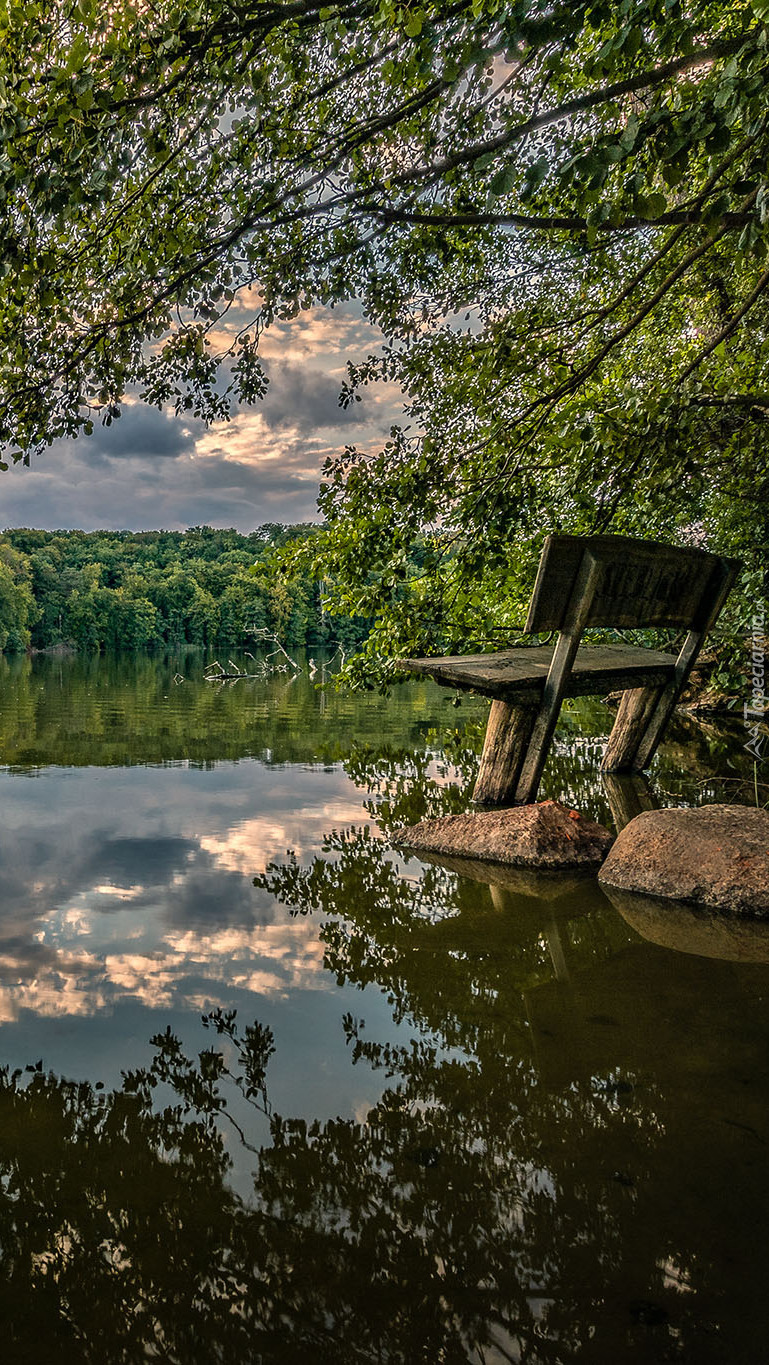 Ławka na kamieniach nad jeziorem