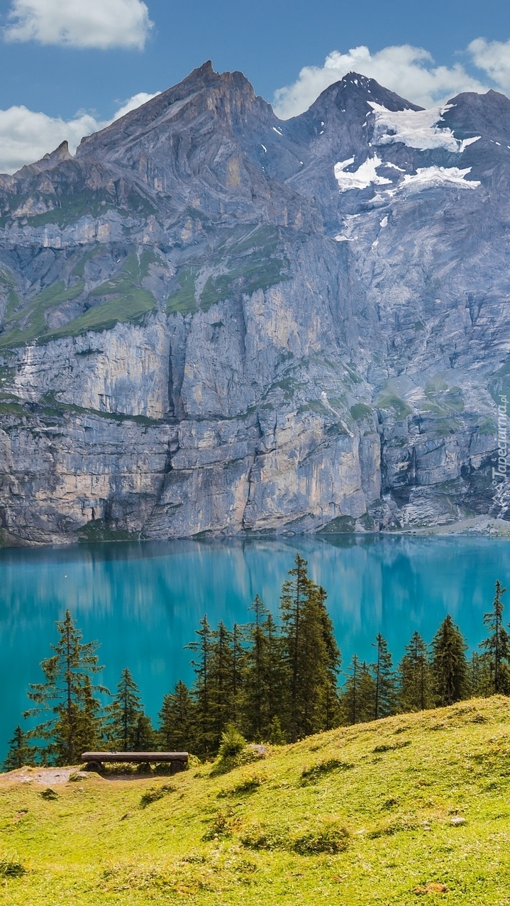 Ławka nad jeziorem Oeschinen