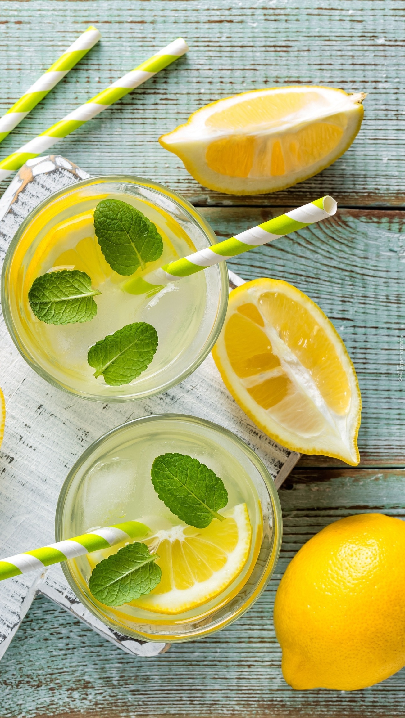 Lemoniada i kawałki cytryn