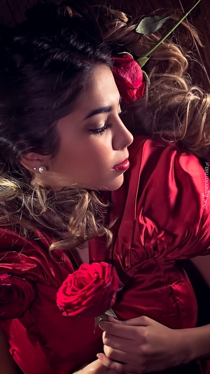 Leżąca dziewczyna z czerwoną różą