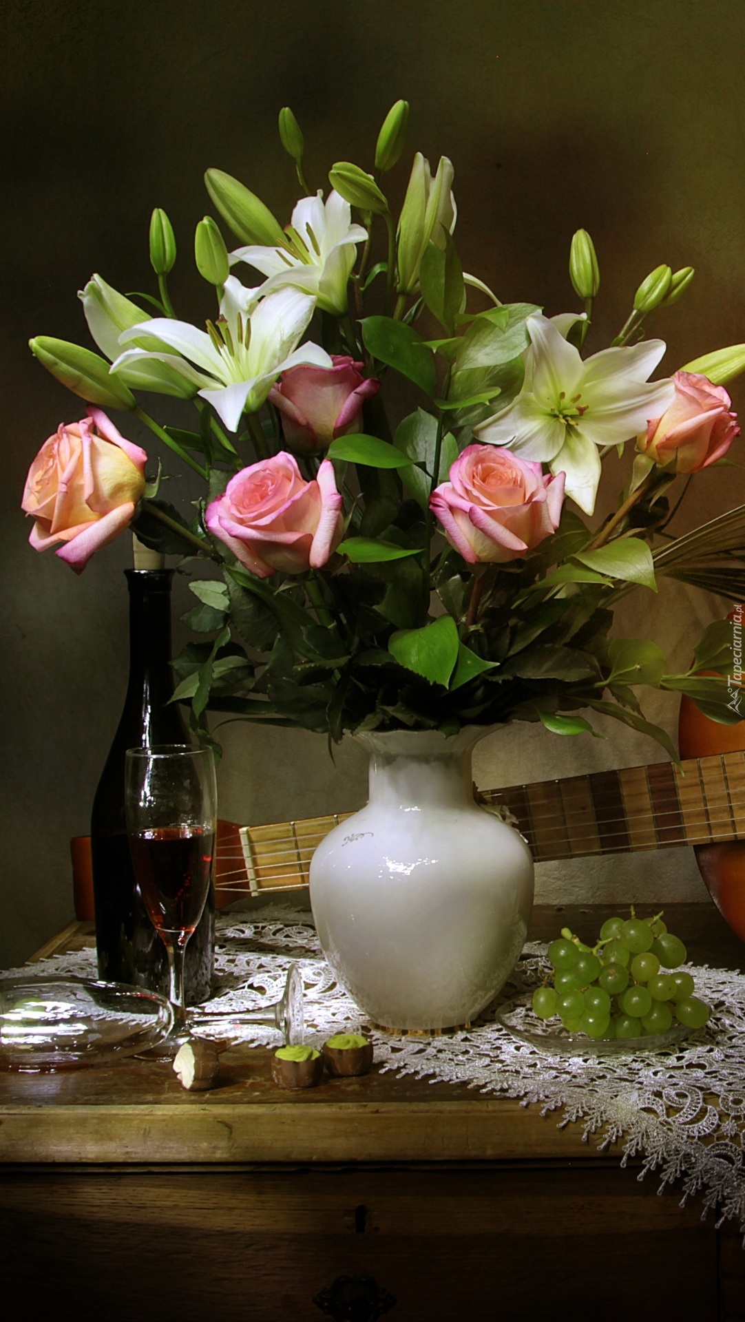 Lilie i róże w wazonie