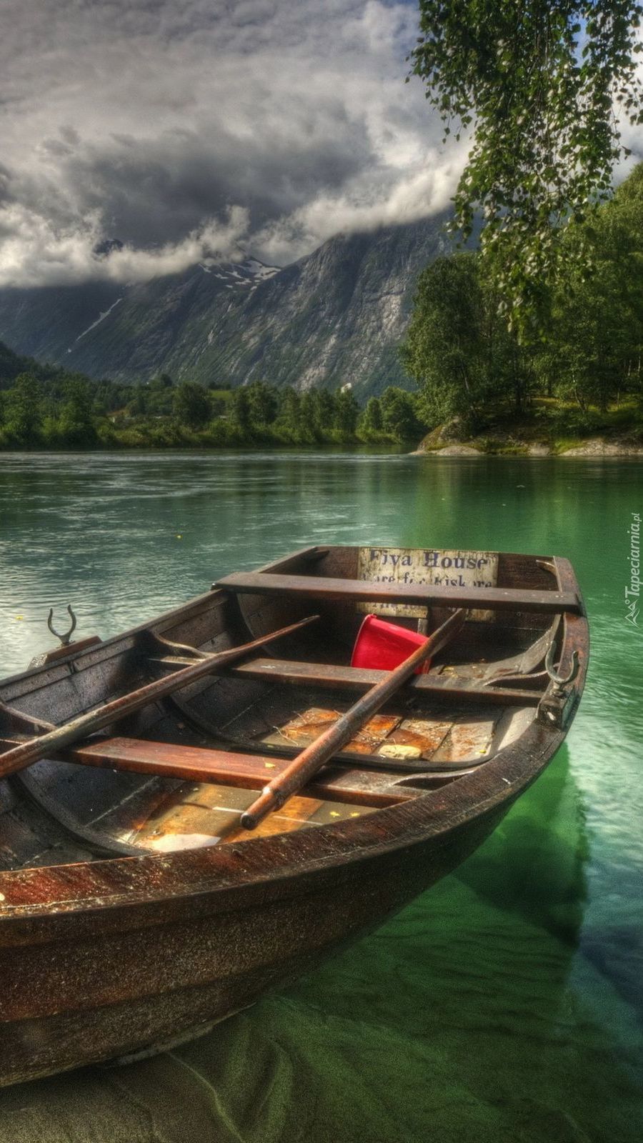 Łódka na jeziorze