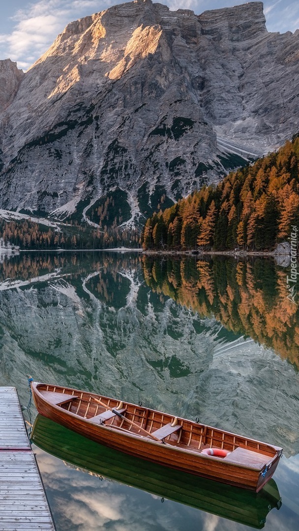 Łódka na jeziorze Pragser Wildsee