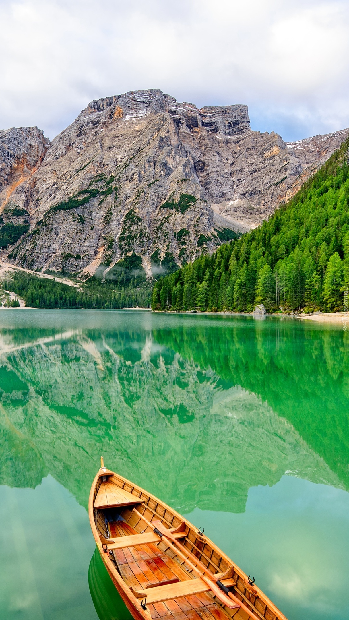 Łódka na jeziorze Pragser Wildsee