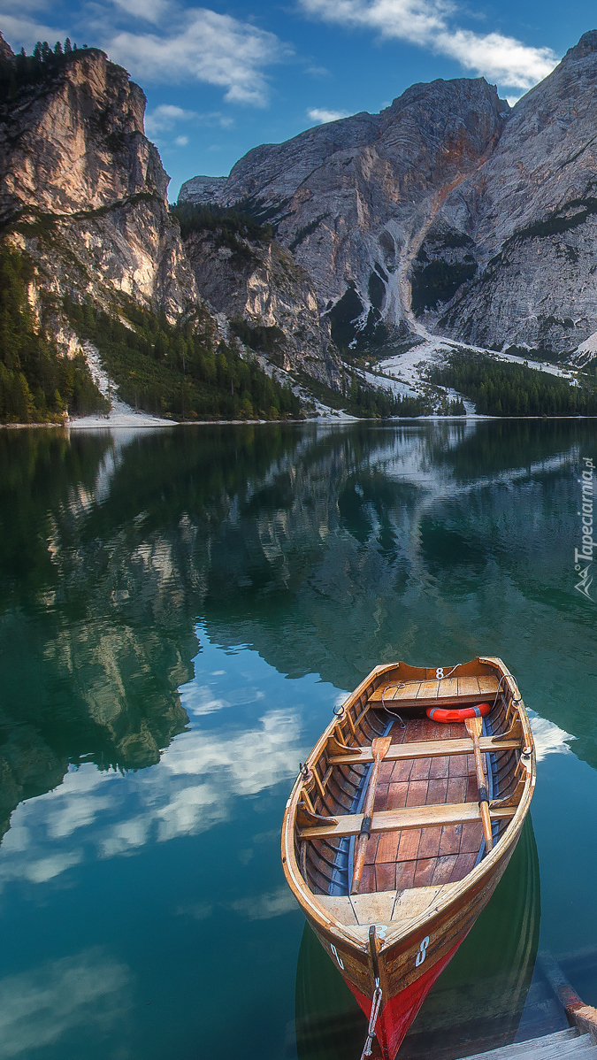 Łódka na jeziorze we włoskich Dolomitach