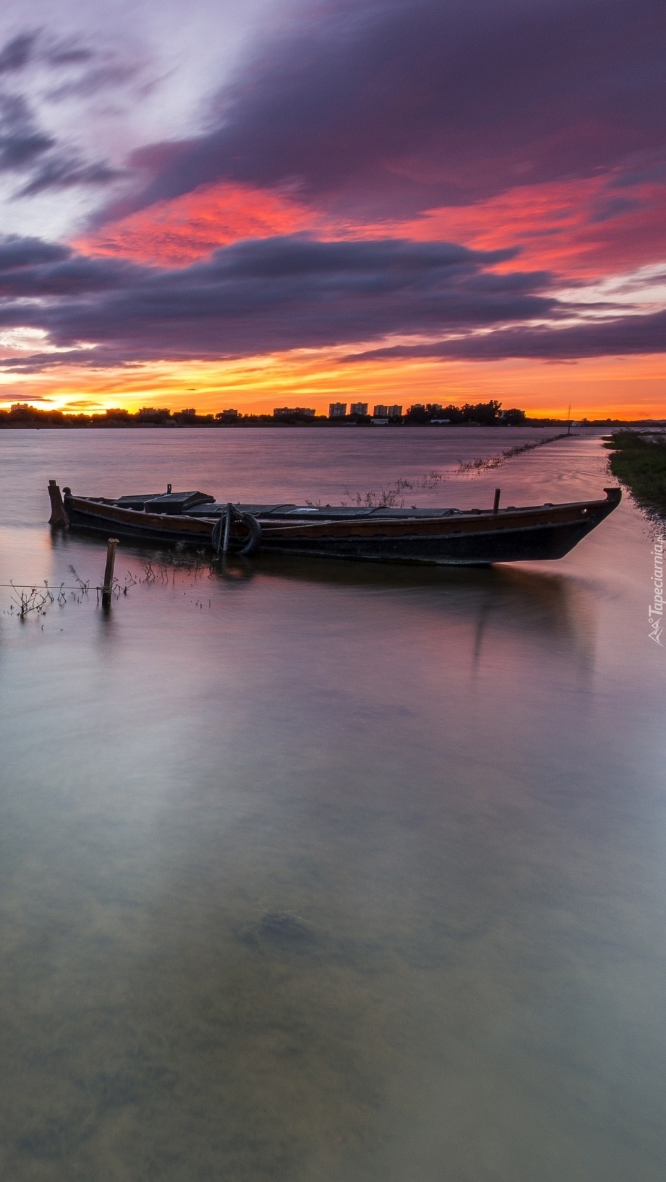 Łódka na rzece o zachodzie słońca