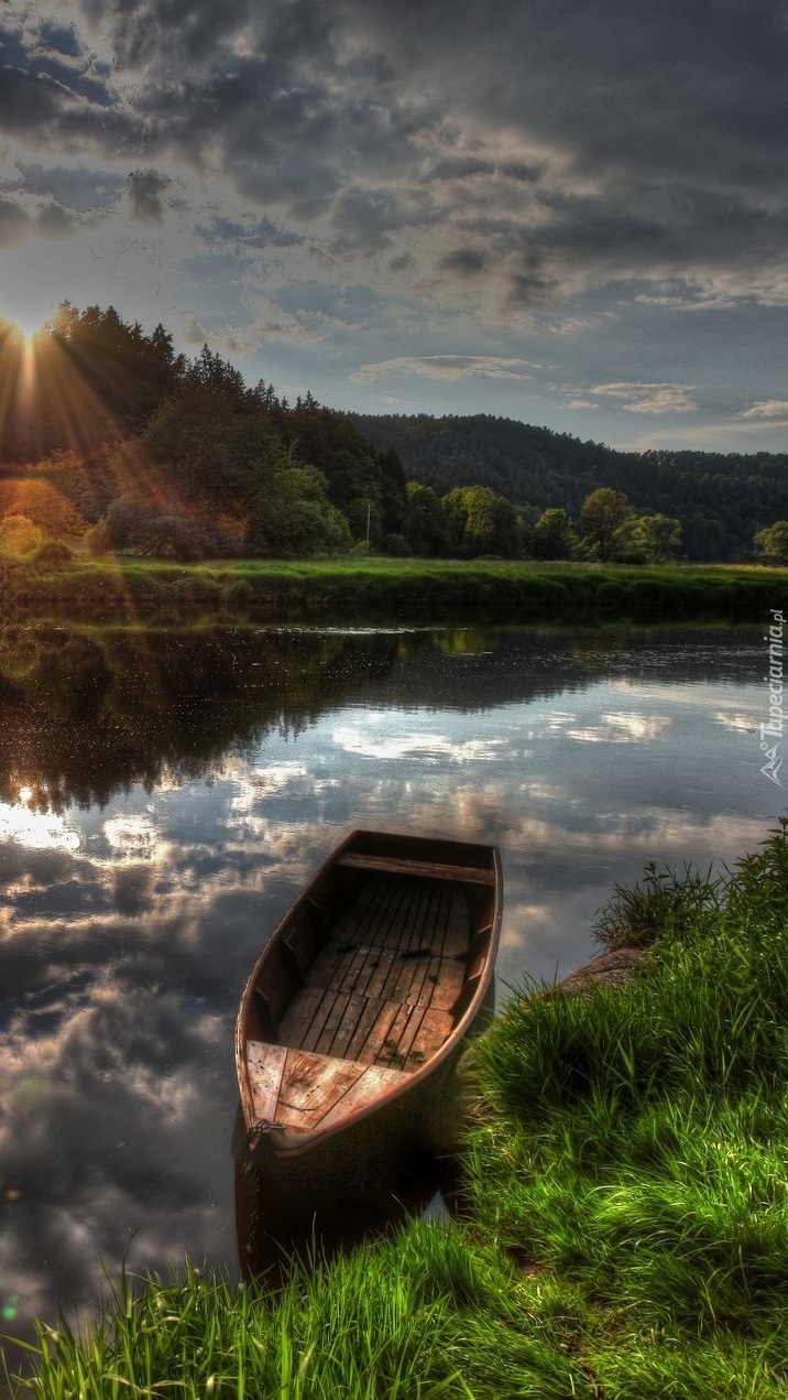 Łódka nad brzegiem jeziora