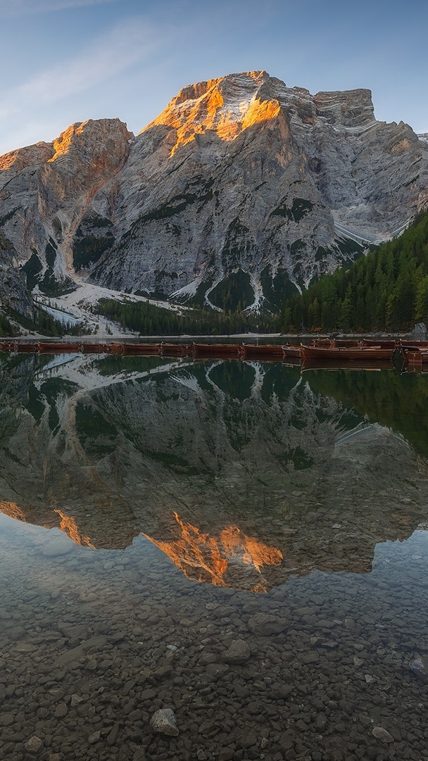 Łódki na jeziorze Braies Lake