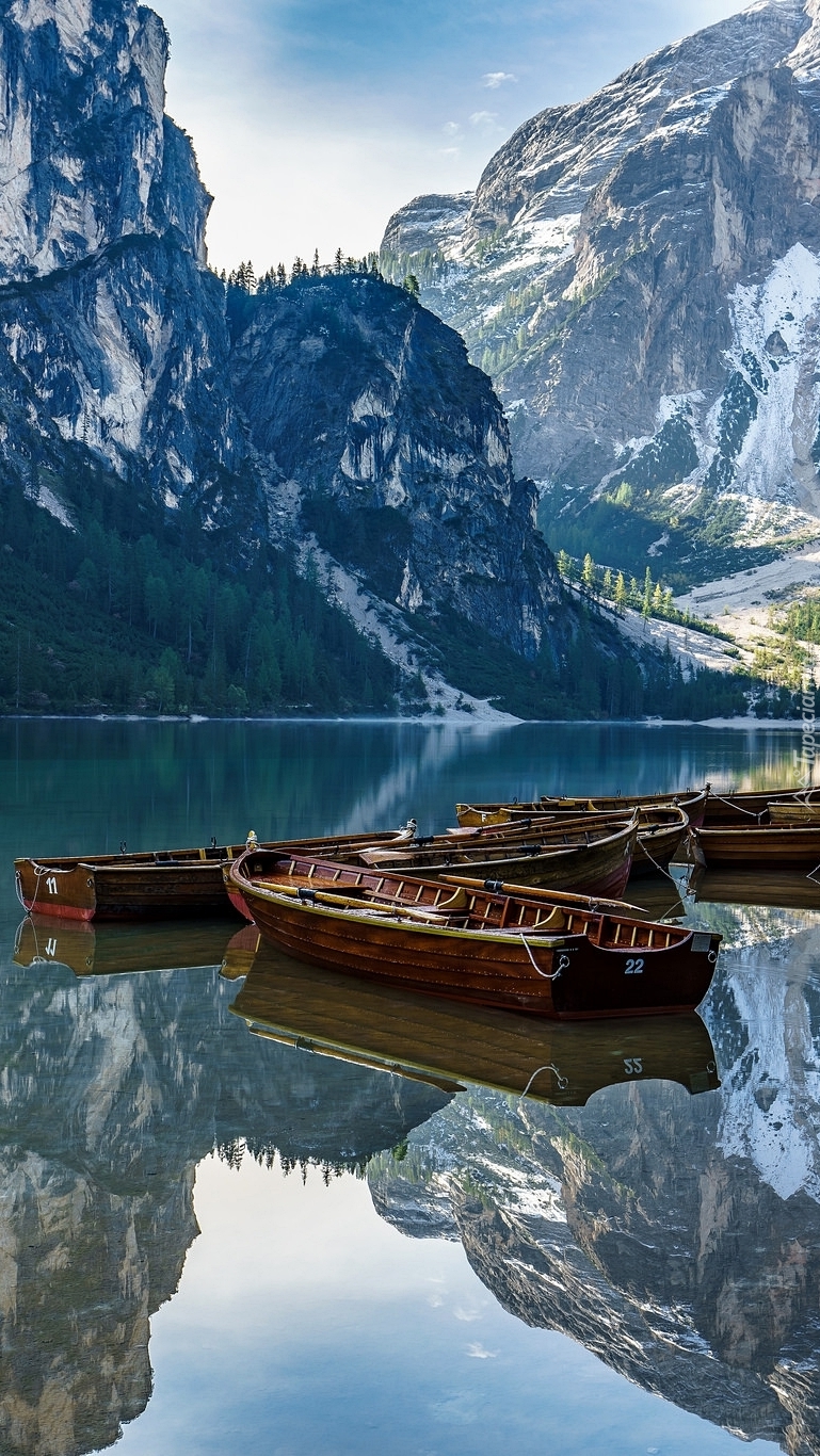 Łódki na jeziorze Braies