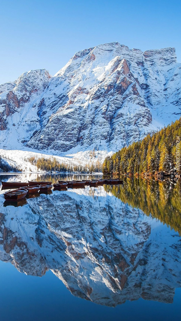 Łódki na jeziorze Lago di Braies