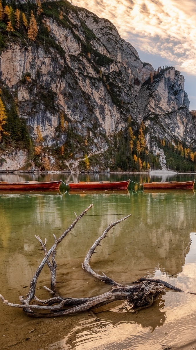Łódki na jeziorze Lago di Braies w Dolomitach