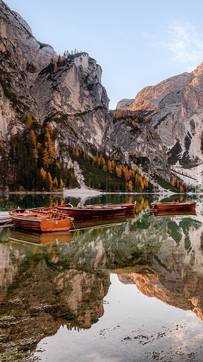 Łódki na jeziorze Lago di Braies