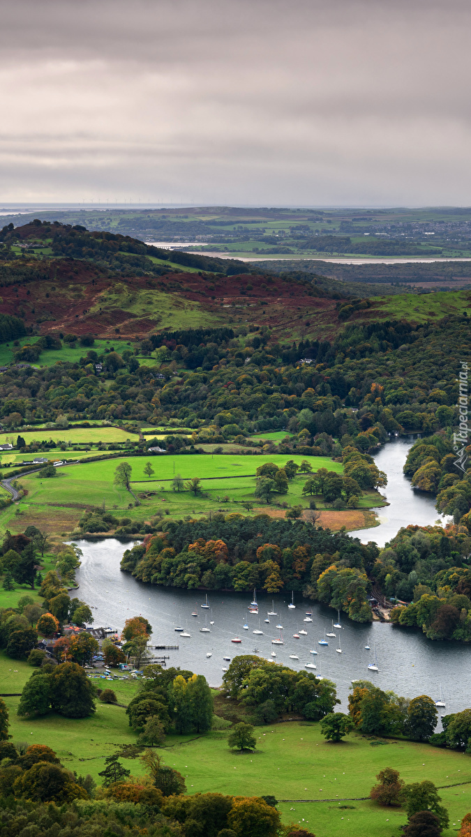 Łódki na jeziorze Lake Windermere