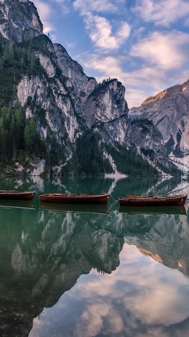 Łódki na jeziorze Pragser Wildsee