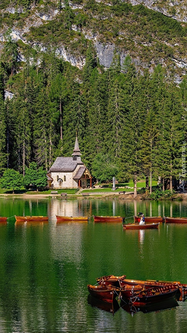 Łódki na jeziorze Pragser Wildsee