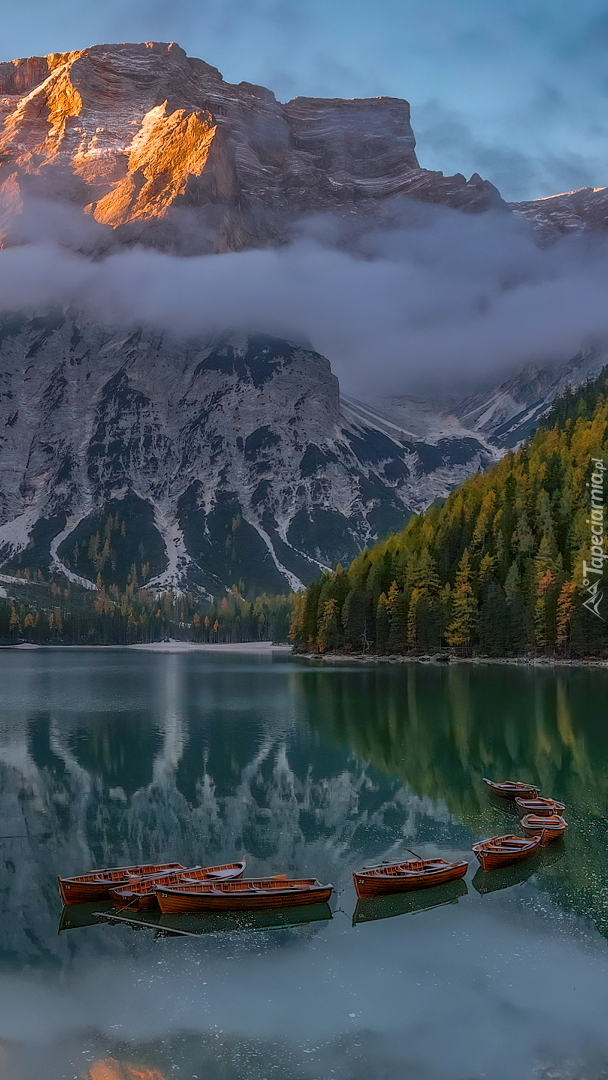 Łódki na jeziorze Pragser Wildsee