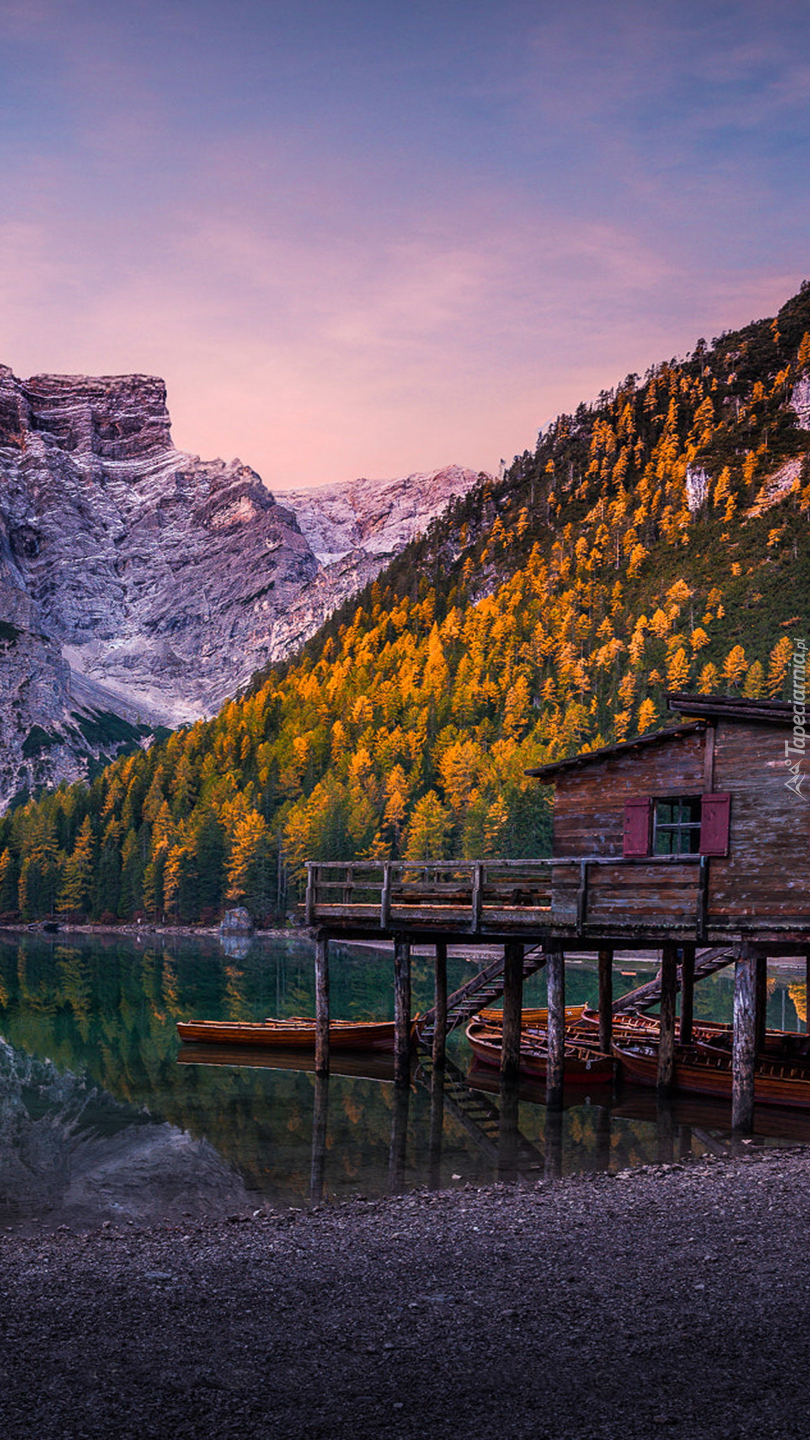 Łódki na jeziorze Pragser Wildsee