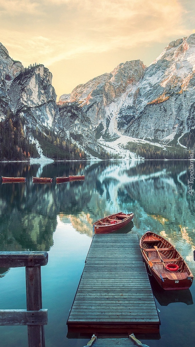 Łódki na jeziorze Pragser Wildsee