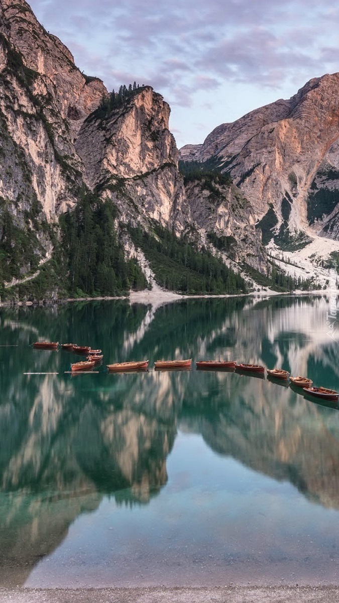 Łódki na jeziorze Pragser Wildsee