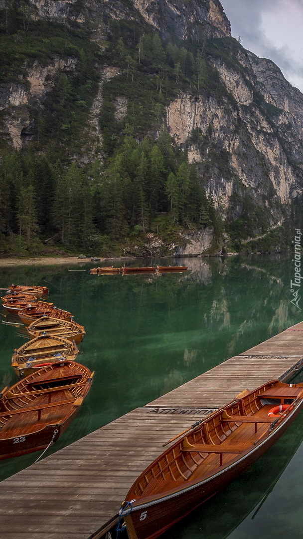 Łódki na jeziorze Pragser Wildsee