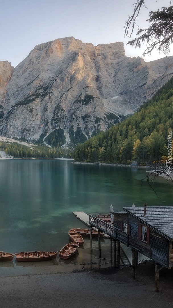 Łódki na jeziorze Pragser Wildsee