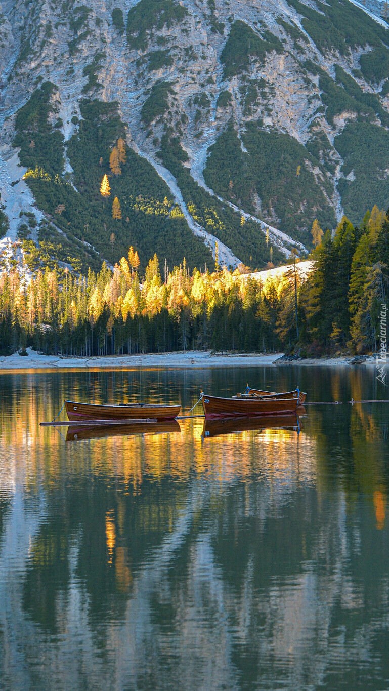 Łódki na jeziorze Pragser Wildsee