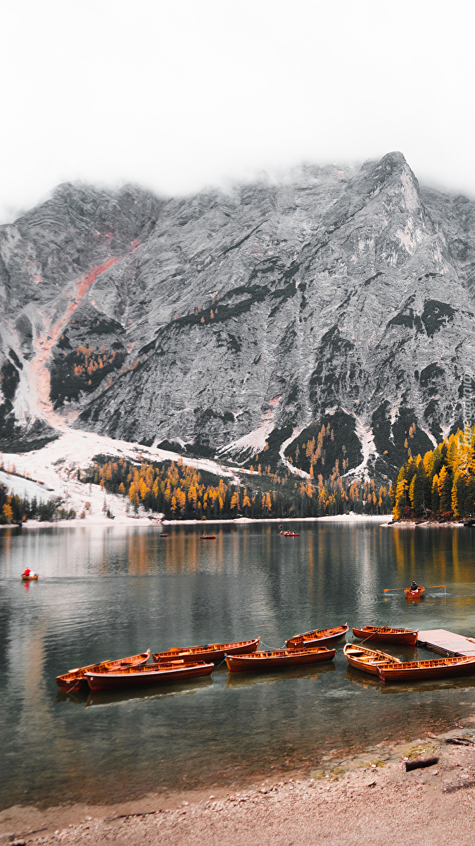 Łódki na jeziorze Pragser Wildsee