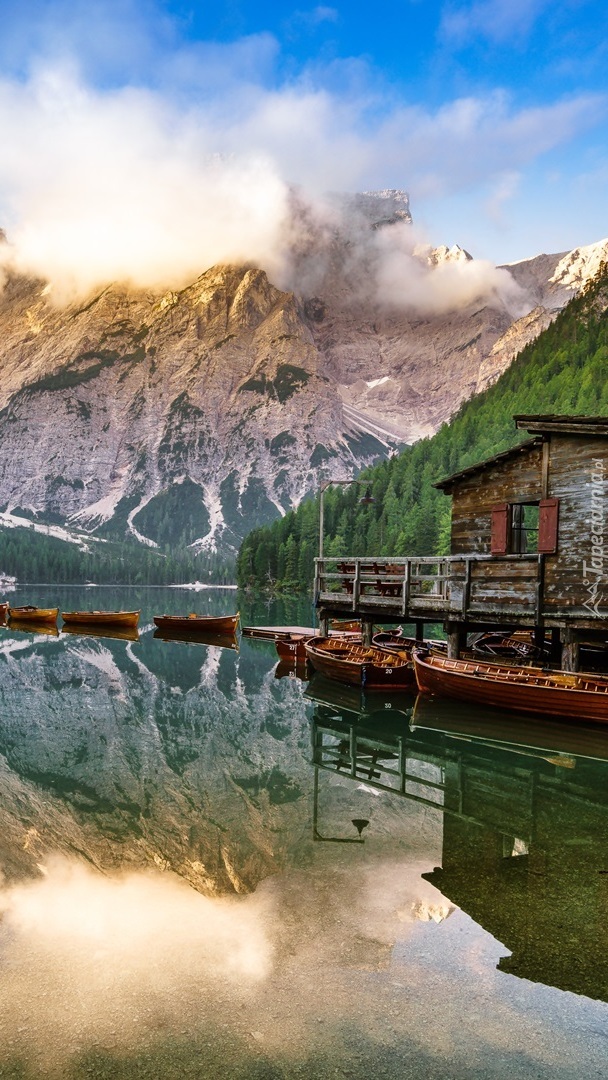 Łódki na jeziorze Pragser Wildsee