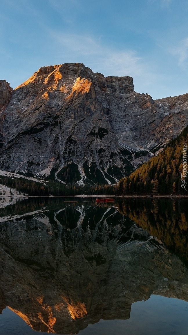 Łódki na jeziorze Pragser Wildsee