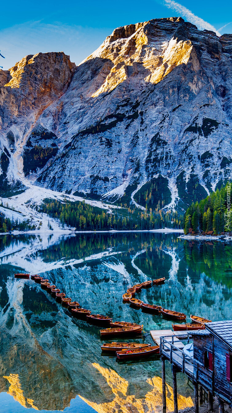 Łódki na jeziorze Pragser Wildsee w Dolomitach