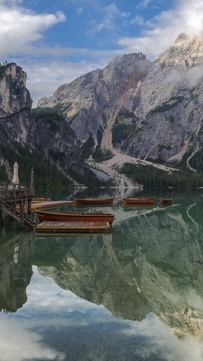 Łódki na jeziorze Pragser Wildsee w Dolomitach