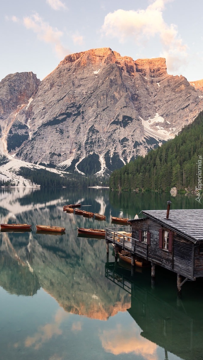 Łódki na jeziorze Pragser Wildsee w Dolomitach