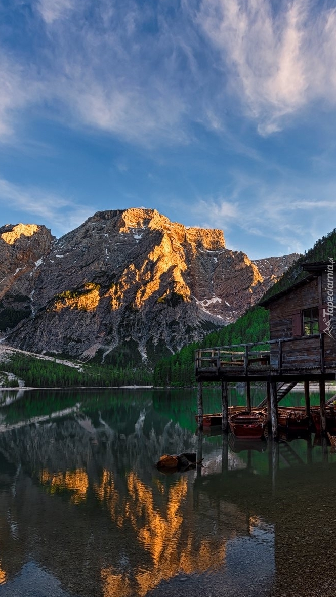 Łódki na jeziorze Pragser Wildsee