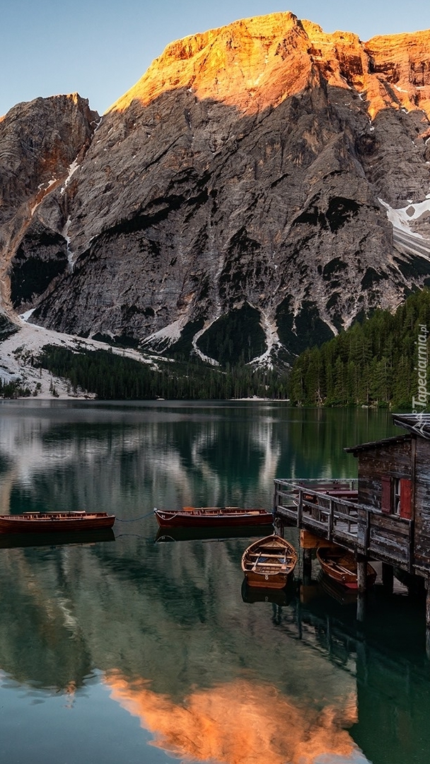 Łódki przy pomoście na jeziorze Pragser Wildsee