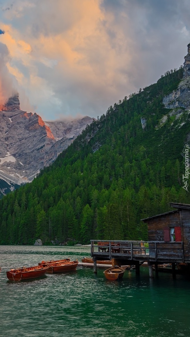 Łódki przy pomoście na jeziorze Pragser Wildsee